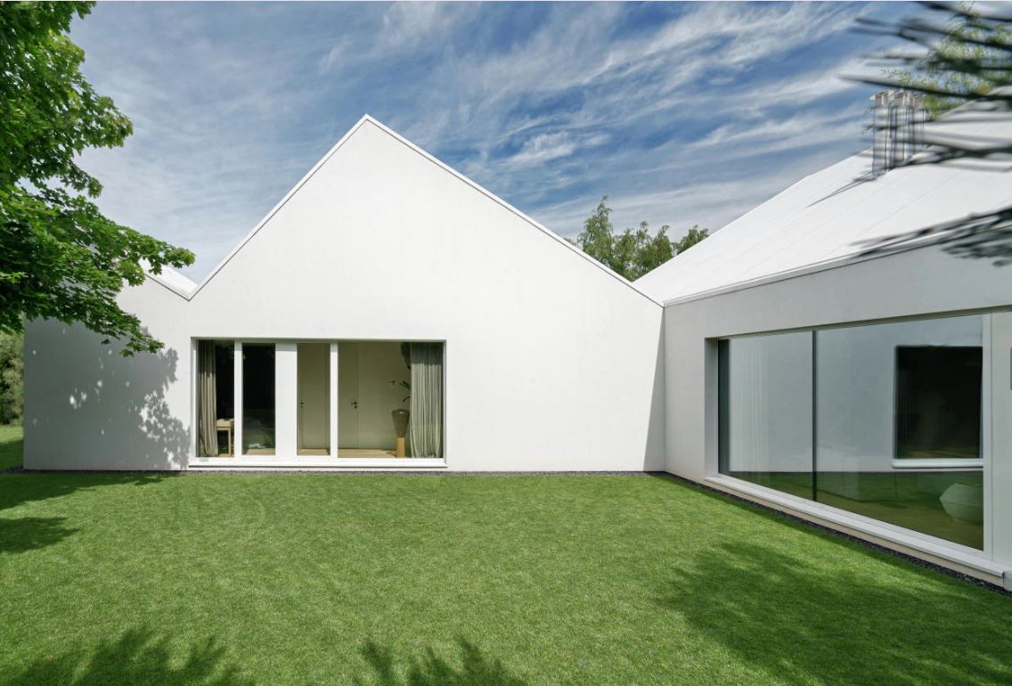 Casa moderna cu ferestre din aluminiu de mari dimensiuni, vitraje extinse si design minimalist