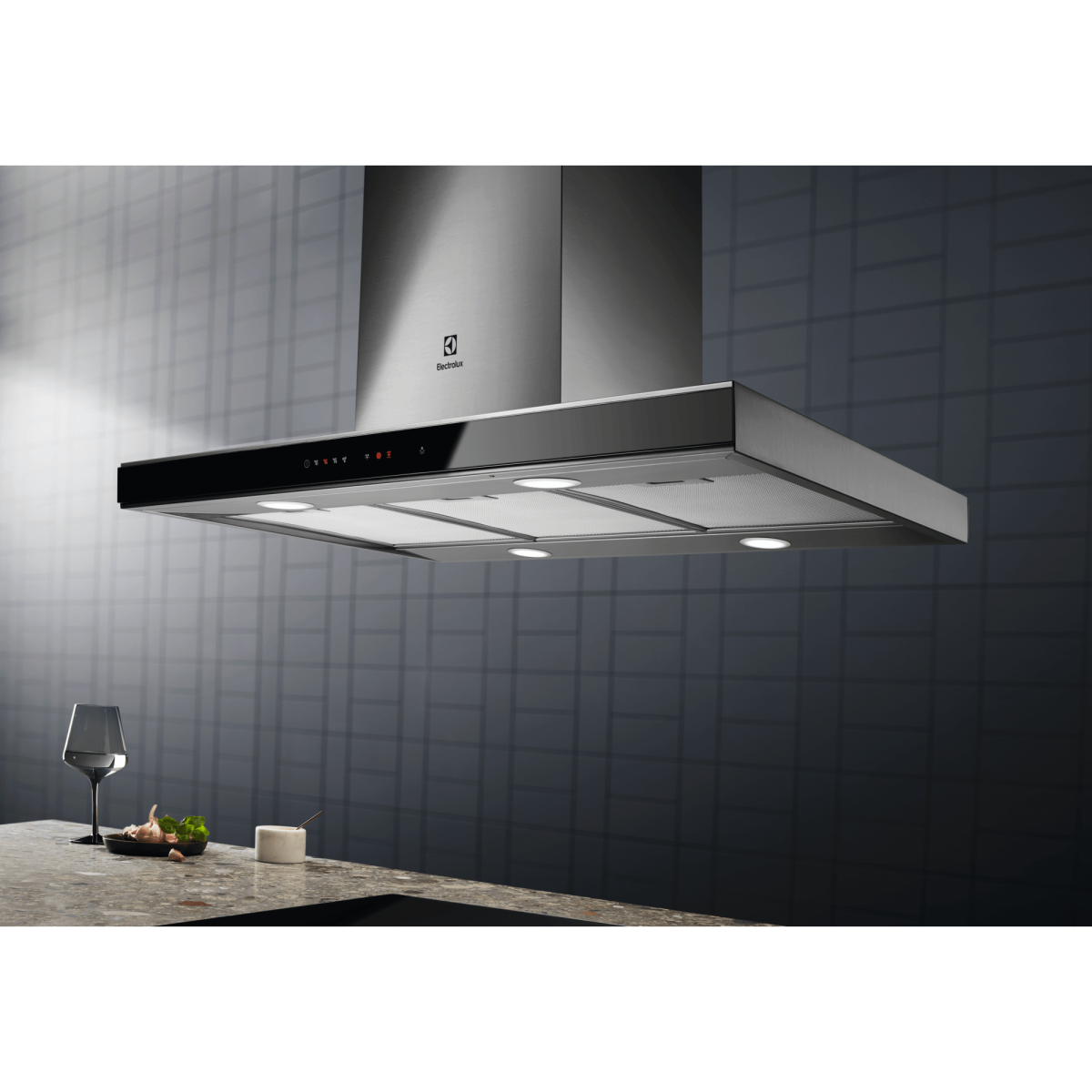 Hotă tip insulă Electrolux din inox, suspendată deasupra blatului, cu filtre metalice și iluminare integrată.