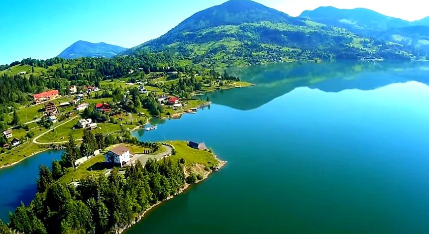 Priveliște panoramică asupra lacului Colibița și a munților, destinație pentru vacanțe de tip hushpitality