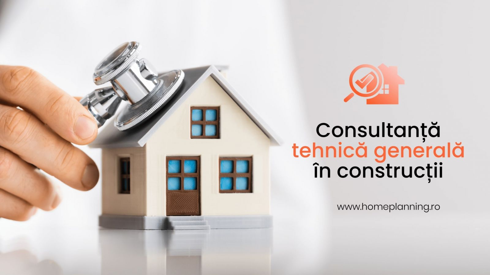 Specialist Home Planning în timpul unei inspecții tehnice imobiliare, analizând structura casei