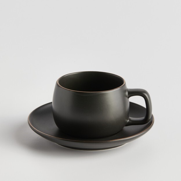 Ceașcă de cafea întreținută corect, păstrând gustul și strălucirea glazurii