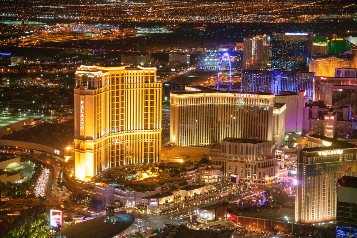 Imagine aeriană nocturnă cu Las Vegas, hoteluri și cazinouri iluminate, exemplu de arhitectură spectaculoasă folosită în branding urban.