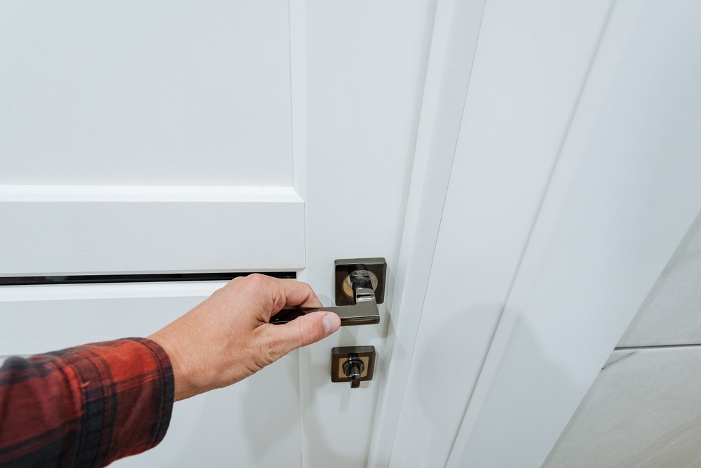 Imagine care ilustrează importanța alegerii corecte a mânerelor de ușă pentru durabilitate și siguranță