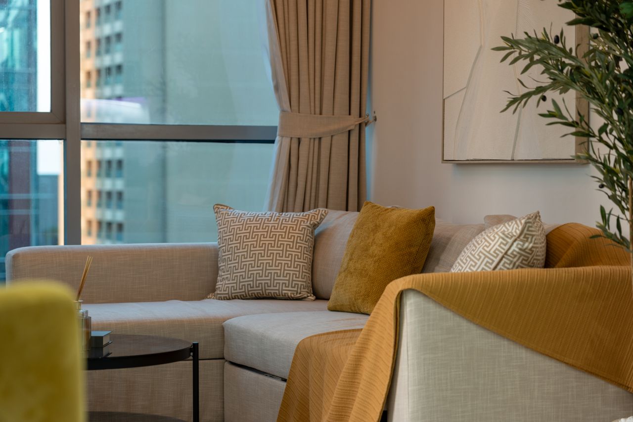 Living modern amenajat cu mobilier minimalist și zonă de relaxare, exemplu de organizare eficientă a spațiului într-o locuință contemporană.
