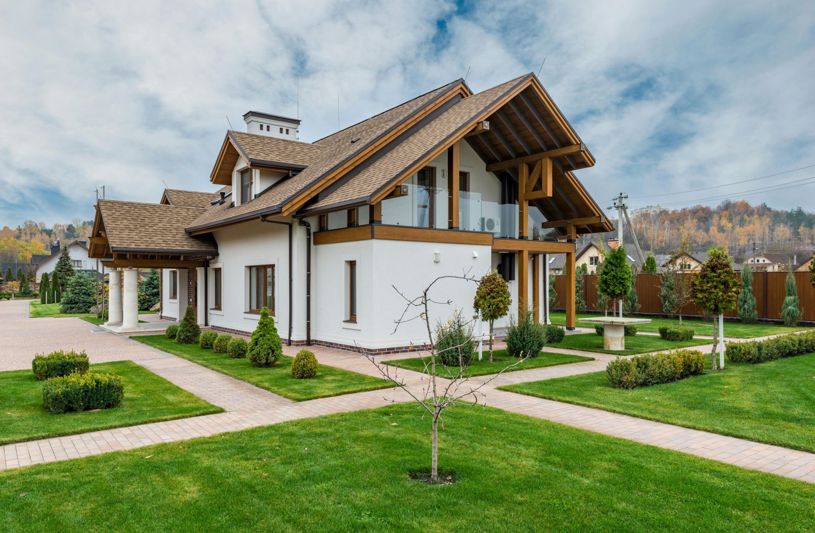 Curte amenajată cu gard decorativ și plante luxuriante de vară