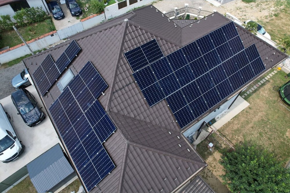 Montaj panouri fotovoltaice pe acoperișul unei case din județul Argeș, realizat de Trevora Electric