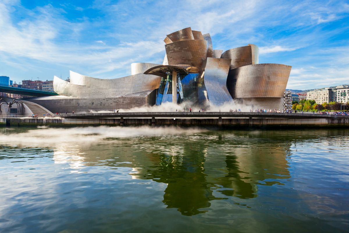 Muzeul Guggenheim din Bilbao, clădire emblematică proiectată de Frank Gehry, asociată cu revitalizarea urbană și efectul Bilbao.