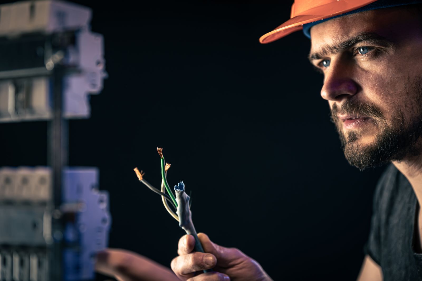 electrician care lucreaza la un panou electric