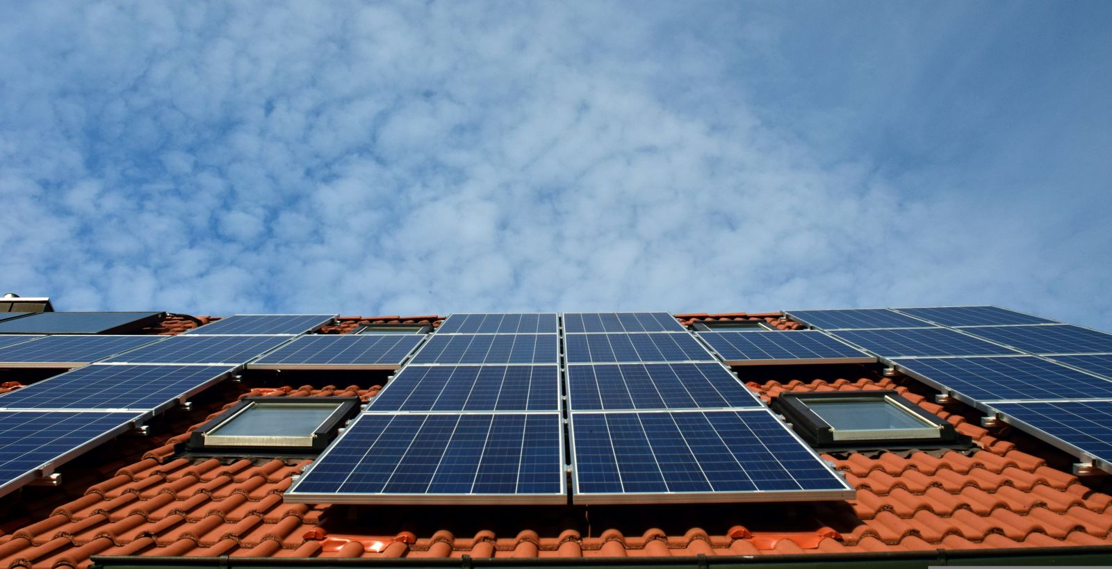Imaginea unui acoperis cu ferestre de mansarda si panouri solare