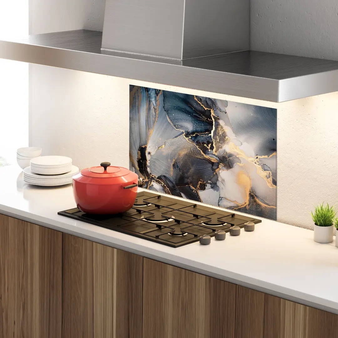 Panou din sticlă pentru bucătărie, montat între blat și corpurile suspendate, cu design decorativ modern, ușor de întreținut