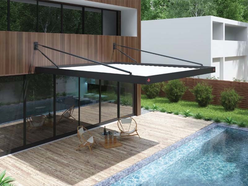 Pergolă retractabilă elegantă integrată într-o terasă modernă, cu mobilier confortabil și lumină ambientală