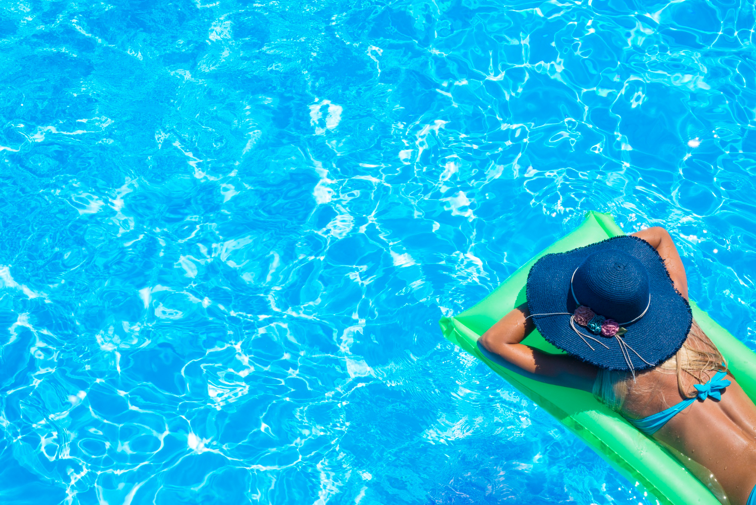 Piscină modernă din beton construită de Albadecor în curtea unei case, pregătită pentru relaxare și distracție