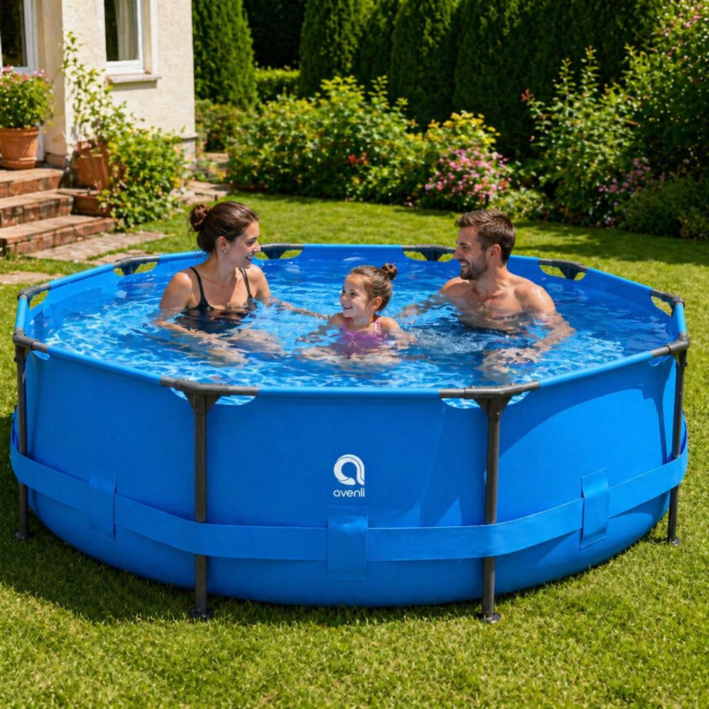 Familie relaxându-se vara într-o piscină rotundă supraterană, amplasată în grădina casei.