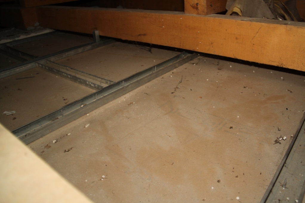 imagine dintr-un pod necirculabil, care urmeaza sa fie izolat