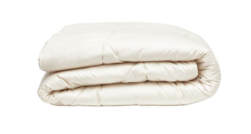 Află cum se aerisește, curăță și depozitează corect o plapumă de lână, pentru confort termic natural și durabilitate. Sfaturi practice.