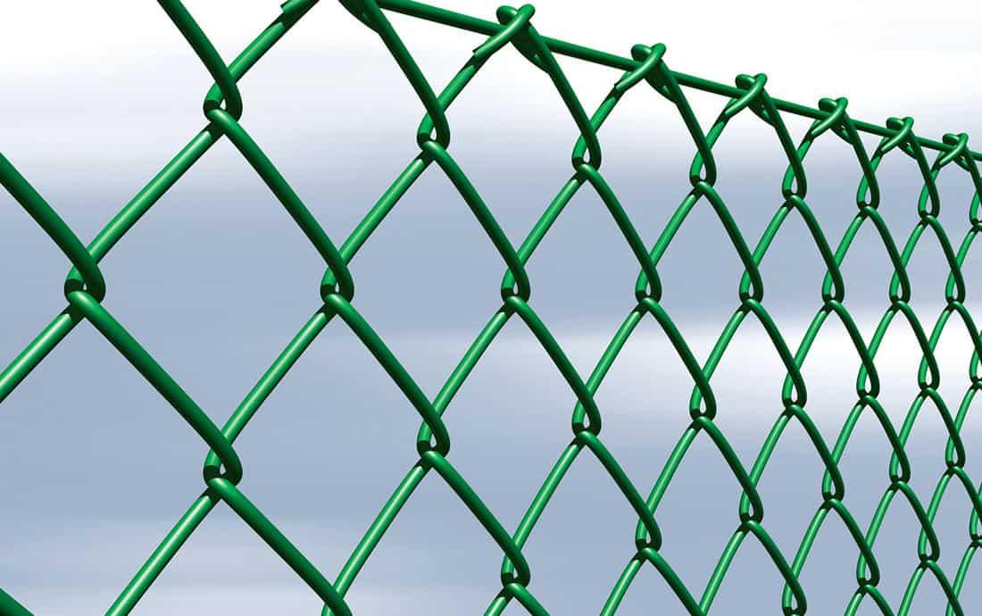 Detaliu cu plasă de gard verde plastifiată, cu ochiuri romboidale și strat PVC pentru protecție suplimentară.