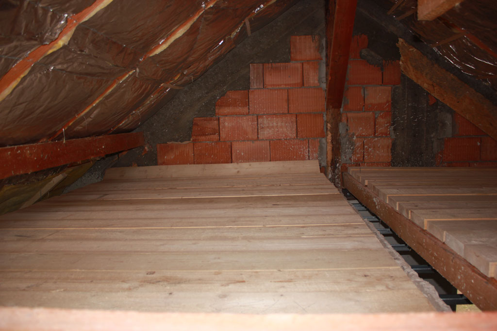 Interiorul unui pod rece în care trebuie verificat traseul de ventilare și poziția termoizolației