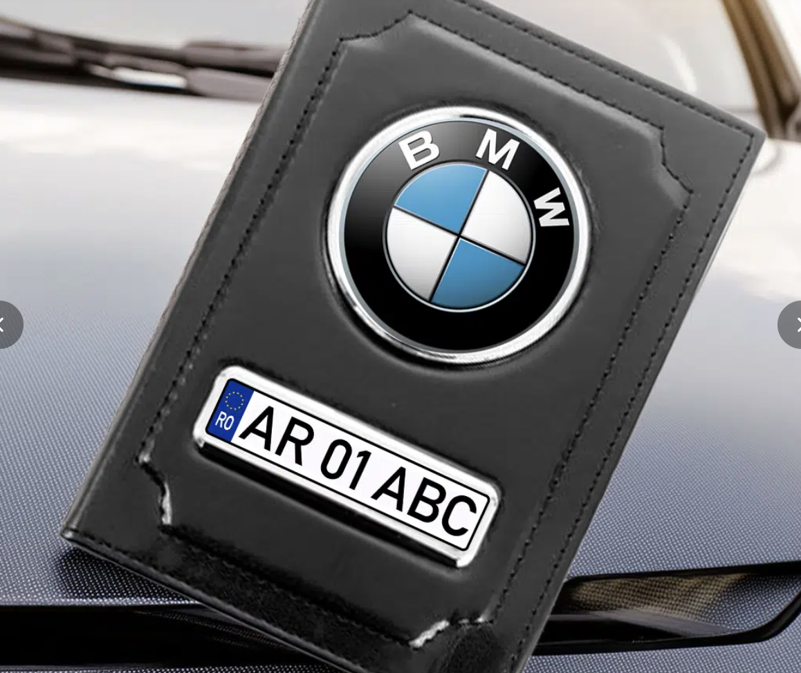 Portofel personalizat auto negru, cu emblemă BMW și plăcuță cu număr de înmatriculare, potrivit ca dar pentru pasionații de mașini.