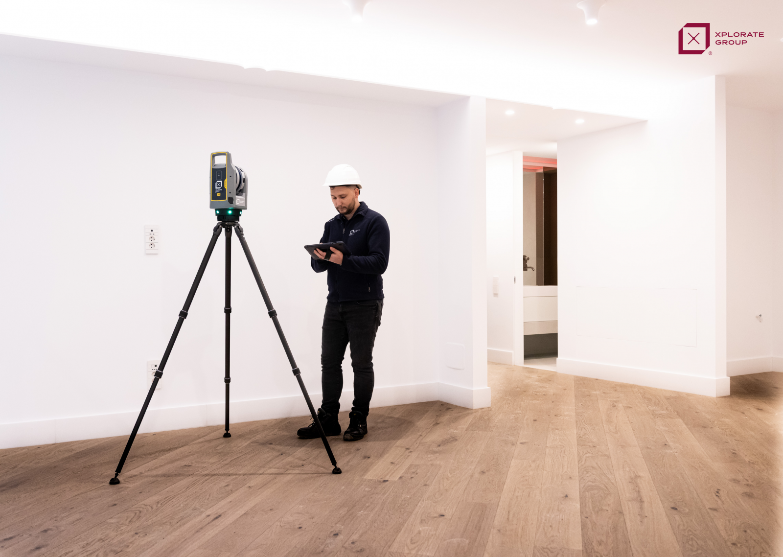 Specialist Xplorate Group efectuând măsurători topografice pentru servicii de preapartamentare și apartamentare a unui condominiu