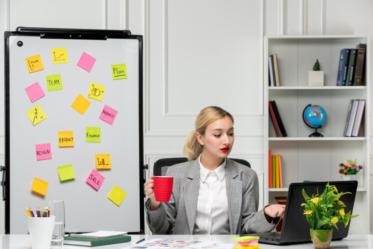 Mediu de lucru modern pregătit pentru situații neprevăzute, cu trusă sanitară fixă conformă pentru prim ajutor la birou