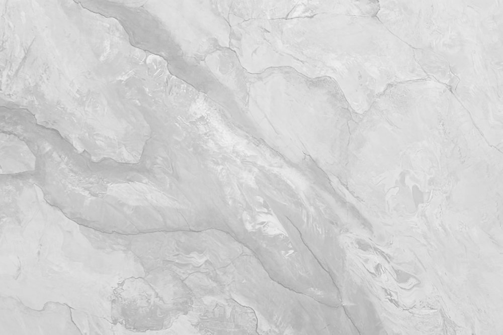 Finisaj decorativ stucco alb perlat cu aspect marmorat, recomandat pentru amenajari interioare elegante.