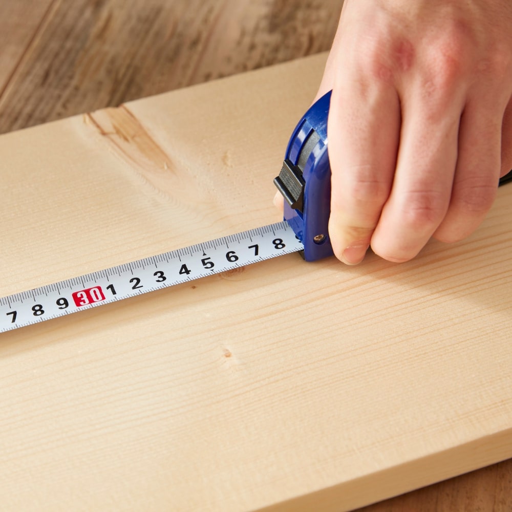 Cadă freestanding într-o baie modernă, complet renovată, cu obiecte sanitare durabile de la Neakaisa.ro