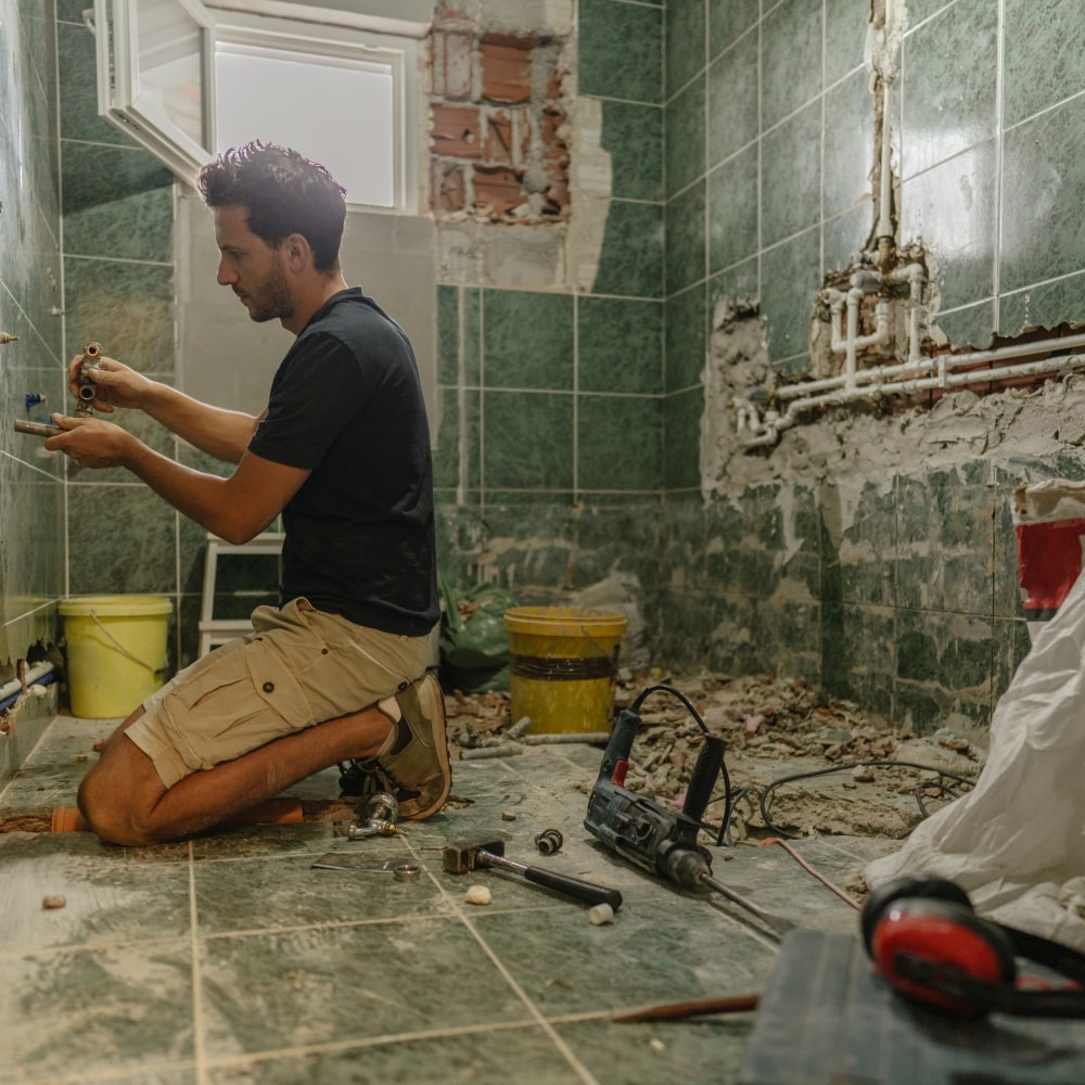 meserias care lucreaza la renovarea unei bai, cu produse de la NeaKaisa