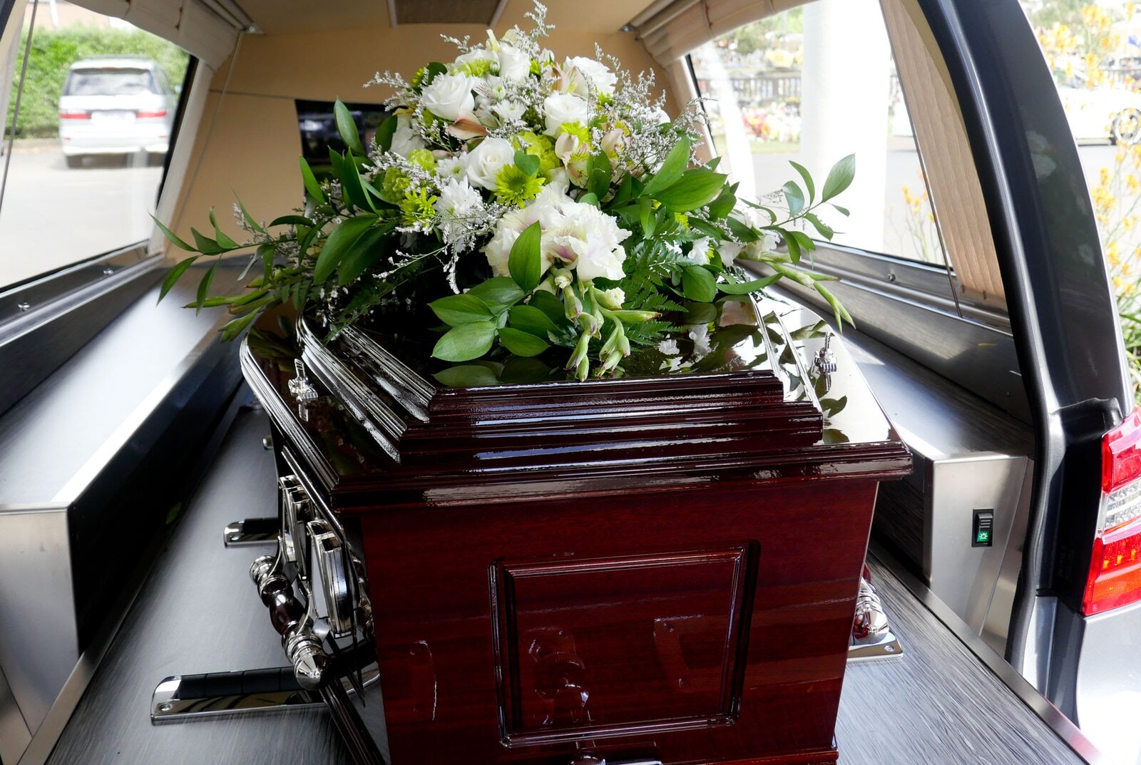Sicriu și aranjament floral pregătite pentru repatrierea unei persoane decedate prin transport funerar internațional