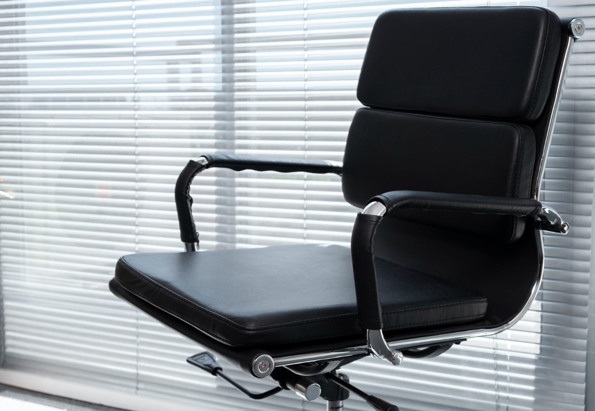 Scaun ergonomic de birou într-un spațiu interior modern, potrivit pentru un colț de lucru confortabil și bine organizat.