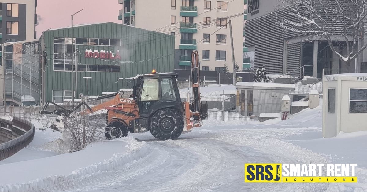 Schele metalice sigure utilizate pe șantier iarna, alături de servicii de deszăpezire mecanizată oferite de Smart Rent Solutions în Iași.