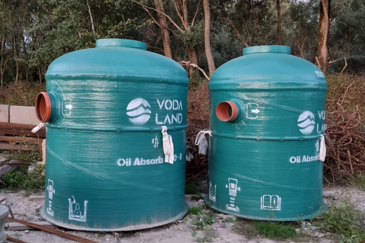 Separatoare de grăsimi Vodaland, modele subterane pentru bucătării profesionale și aplicații HORECA, instalate în exterior.