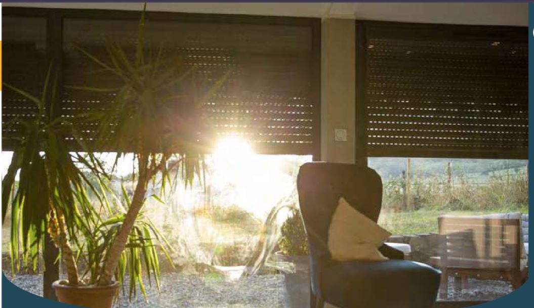 Living modern cu jaluzele motorizate Somfy, controlate automat pentru optimizarea luminii naturale și reducerea consumului de energie.