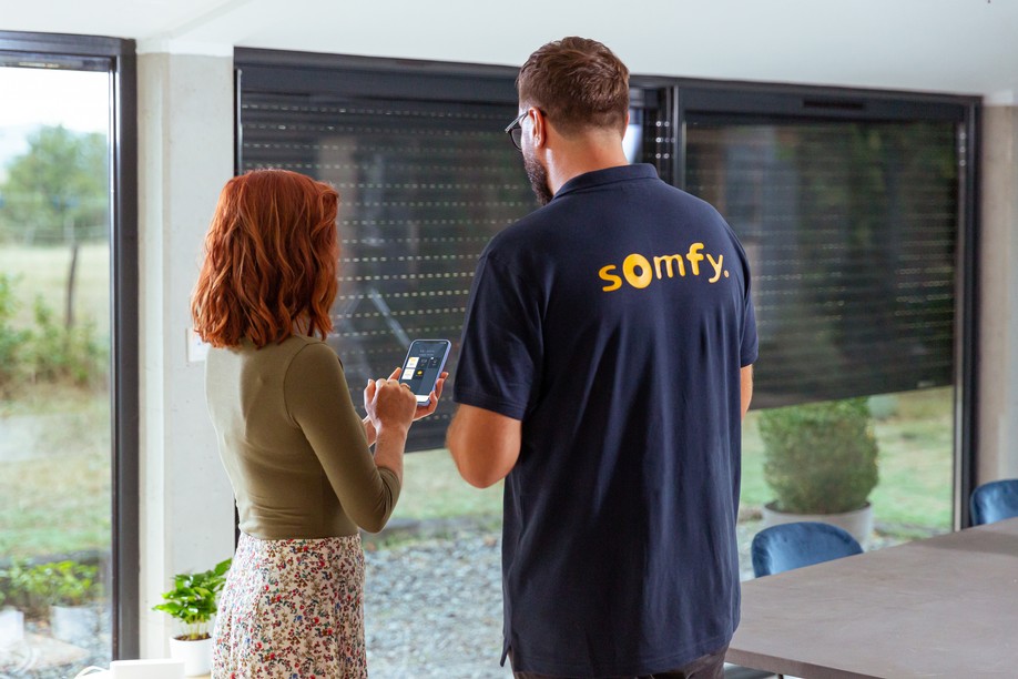 Control inteligent Somfy pentru rulouri exterioare, ajustarea luminii și a temperaturii în locuință.