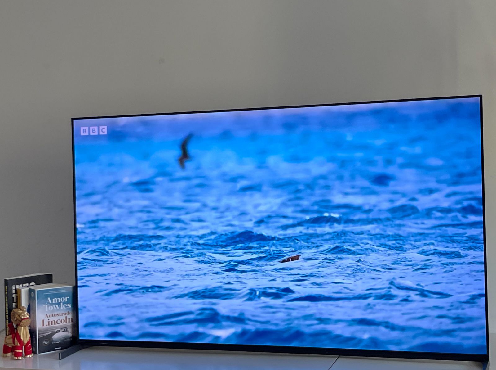 Sony BRAVIA 8 II cu tehnologia Acoustic Surface Audio+ si sunet integrat in imagine