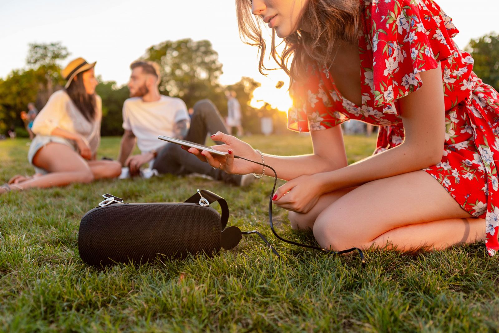 Stație de energie portabilă utilizată în natură – soluția ideală pentru autonomie electrică în drumeții, camping sau lucru remote