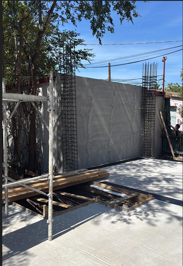 Stâlpi din beton armat în execuție la casa P+1 din Drumul Sării, Sector 6