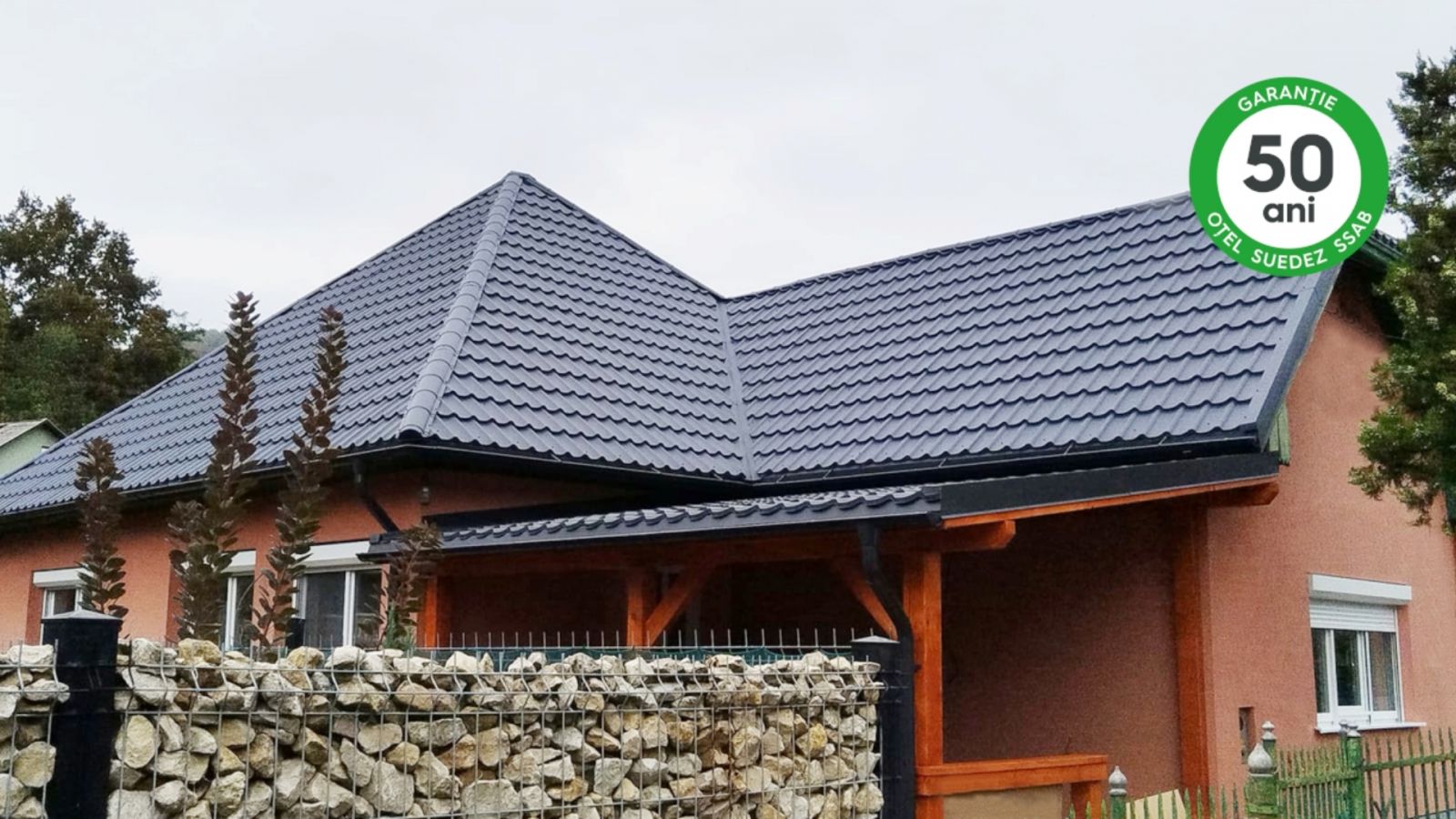 Acoperiș modern realizat cu țiglă metalică RoofArt din oțel suedez – soluția durabilă pentru case protejate indiferent de anotimp