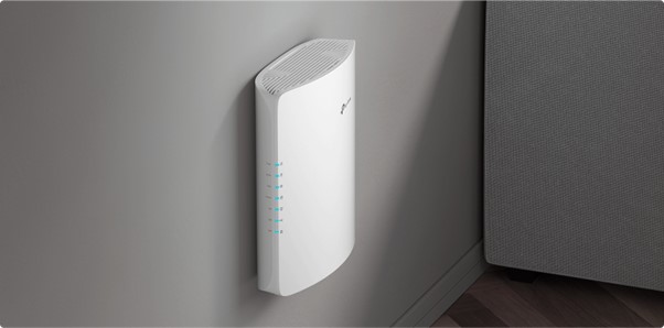 Router TP-Link Archer BE450 montat pe perete, integrat discret într-o casă inteligentă modernă