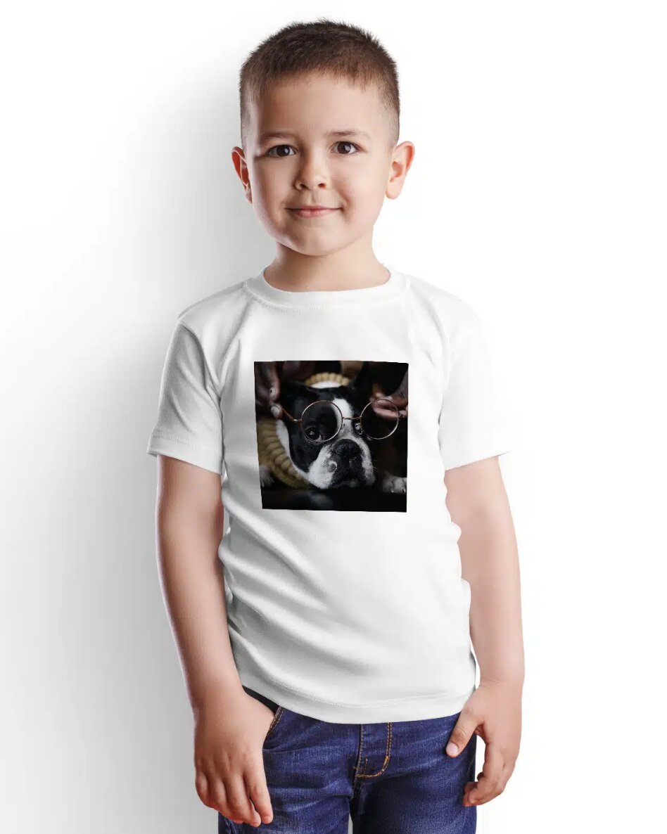 Copil fericit imbracat cu un tricou personalizat