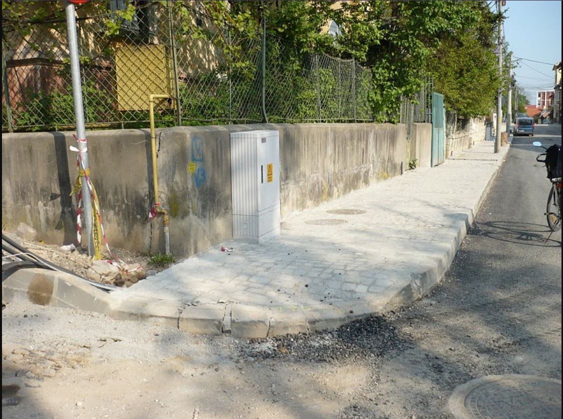Model de trotuar urban cu bordură, aplicabil pentru alei din curți rezidențiale