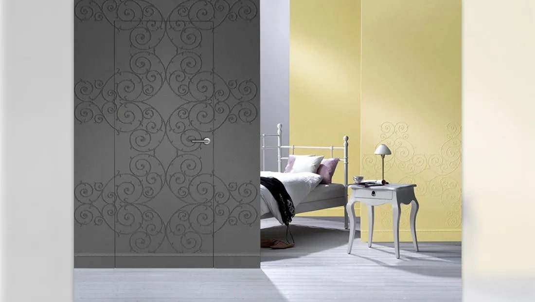 Ușă filomuro decorativă, integrată complet în perete, cu toc invizibil și model elegant în relief.