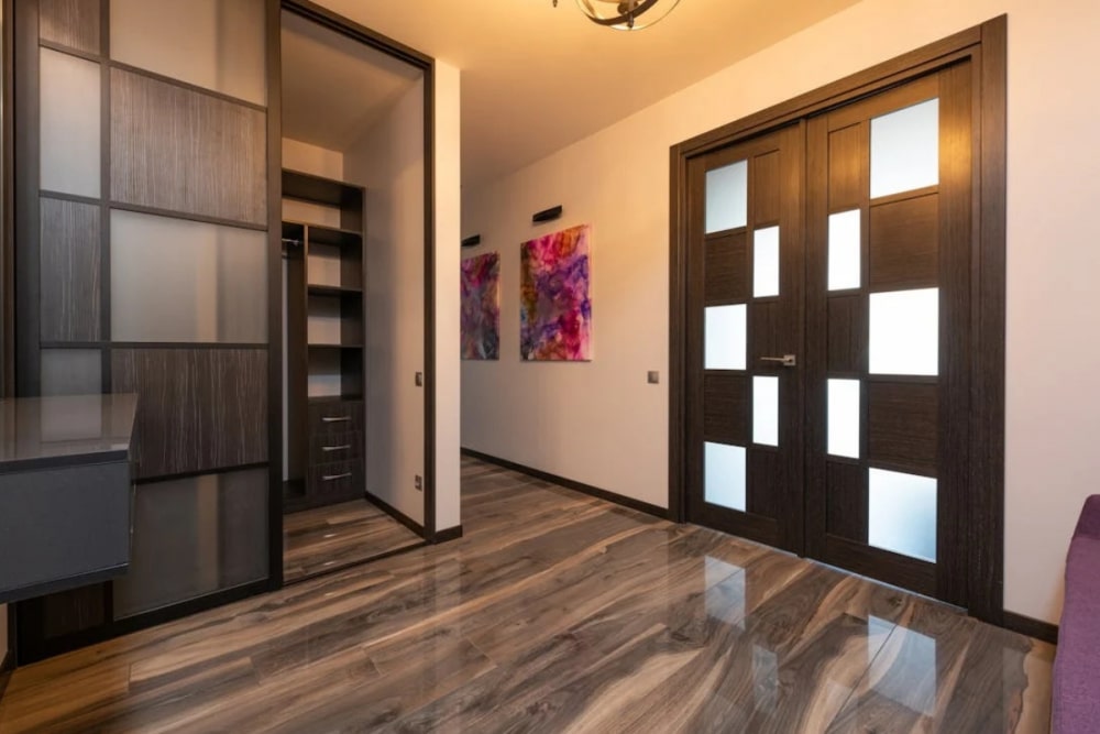 Ușă de interior cu panou de sticlă, într-un decor modern și luminos, ideală pentru spații mici