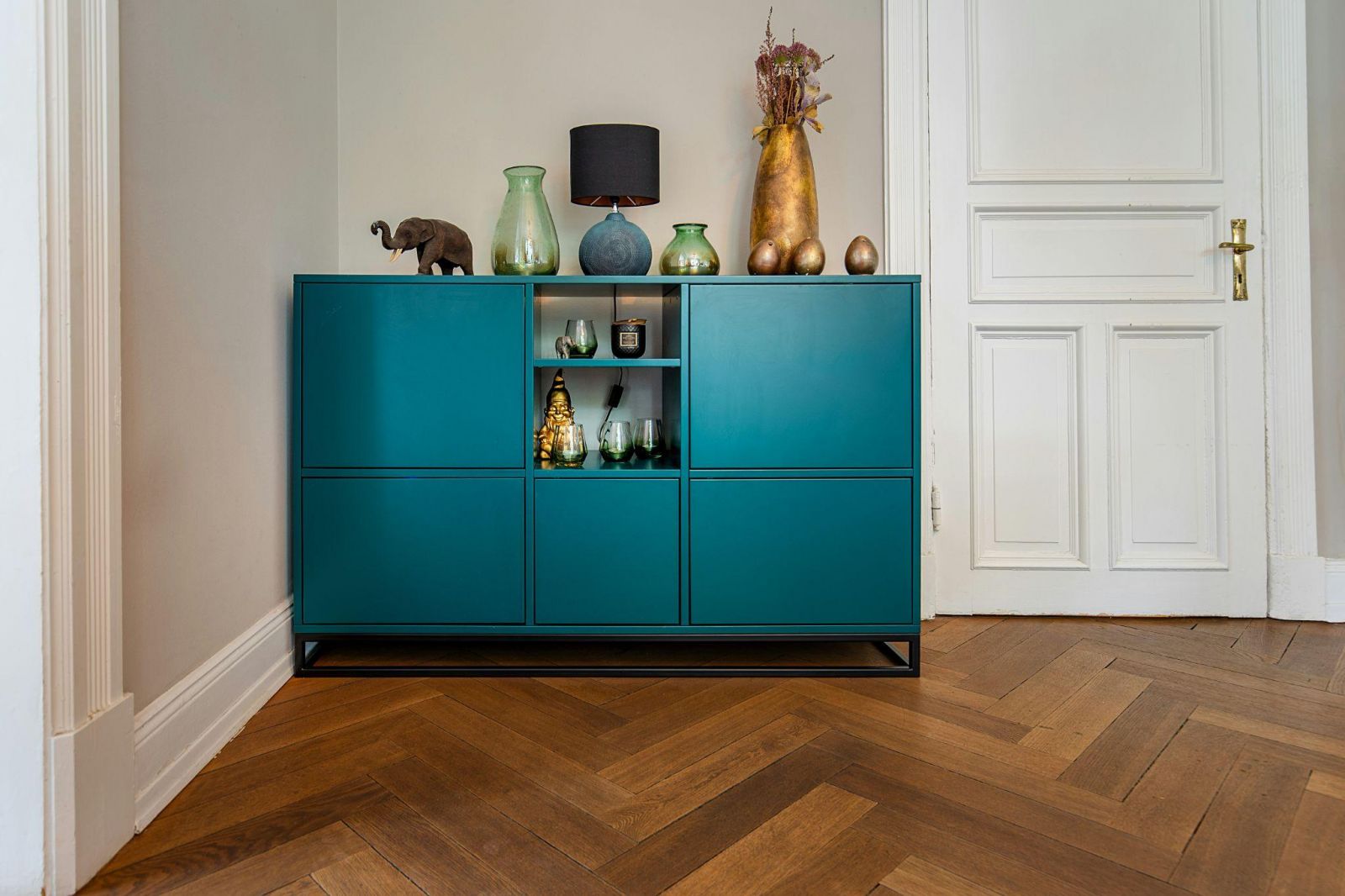 Parchet din lemn montat în model herringbone într-un interior premium, reprezentativ pentru pardoselile distribuite de Valprest Parchet