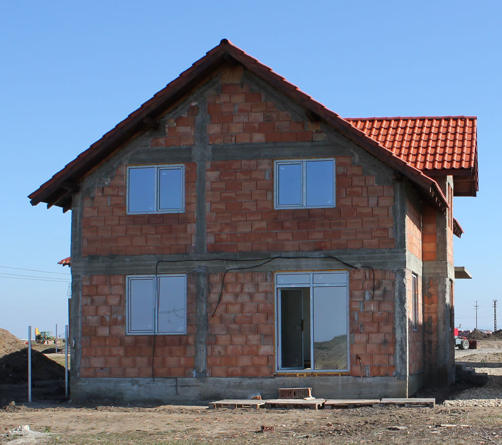 Casă cu ferestre montate în zona podului pentru lumină și aerisire