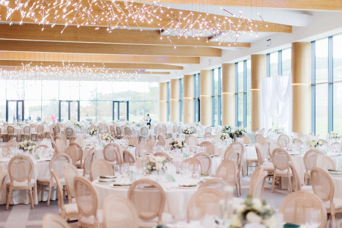 Sala de conferințe Wild Hills cu structură de lemn, pereți cortină și lumină naturală abundentă